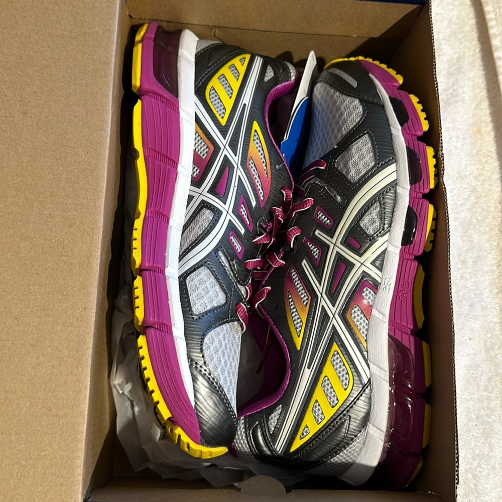 Brand new. Asics Gel-Cirrus.